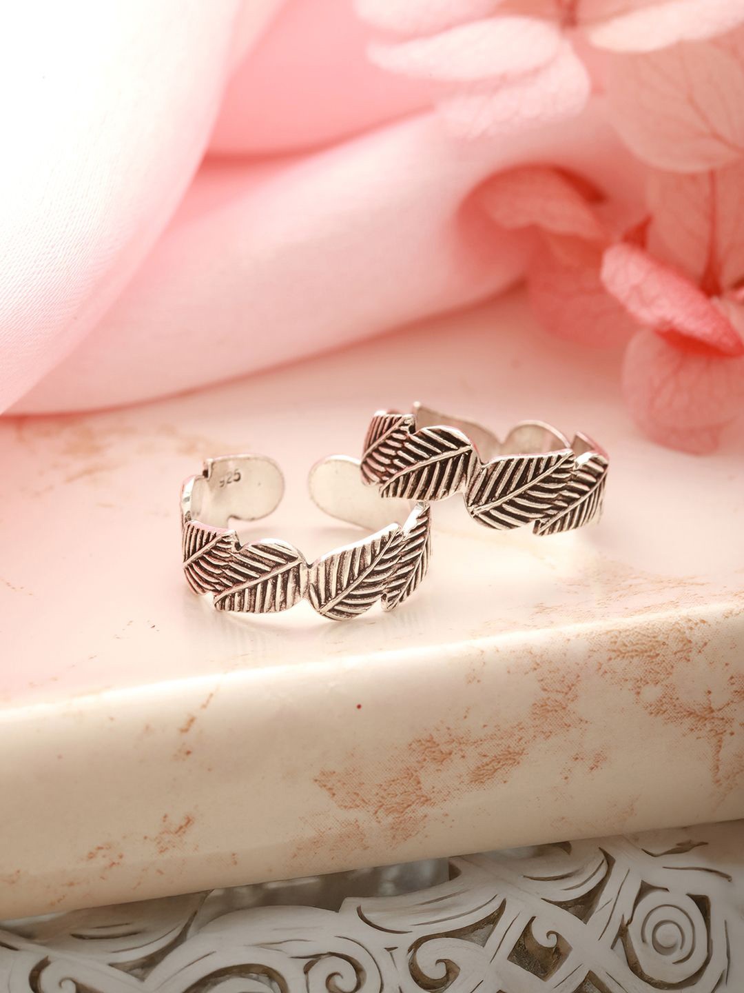 

SARAF SILVERETZ Silver-Plated Oxidised Toe Rings