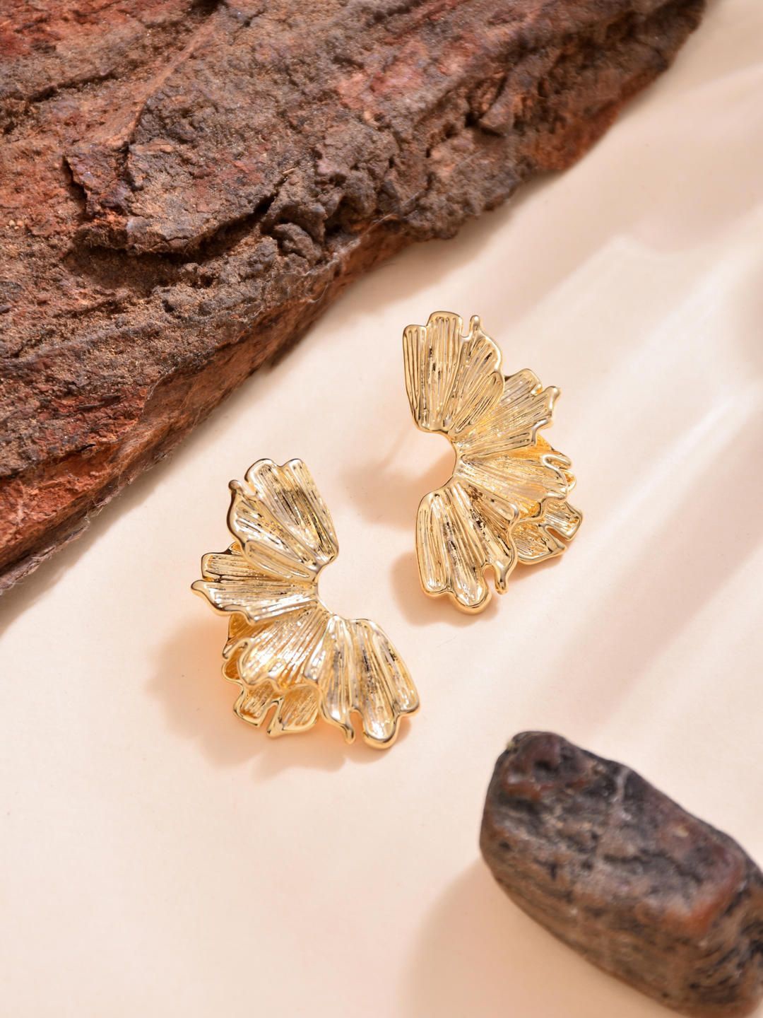 

Reenisaa Feather Shaped Studs Earrings, Gold