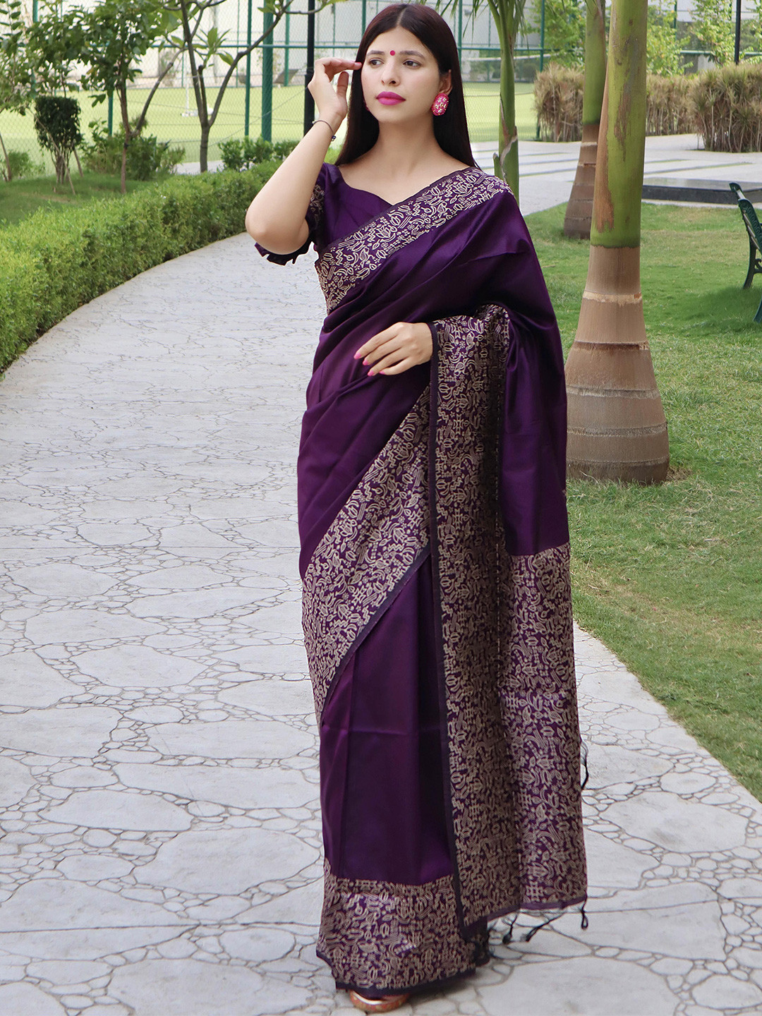 

Ekta Textiles Zari Pure Silk Banarasi Saree, Violet