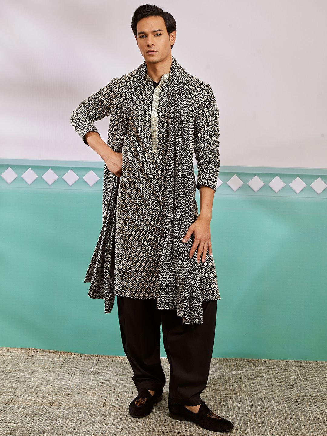 

VASTRAMAY Men Ethnic Motifs Embroidered Regular Sequinned Kurta with Patiala & With Dupatta, Black