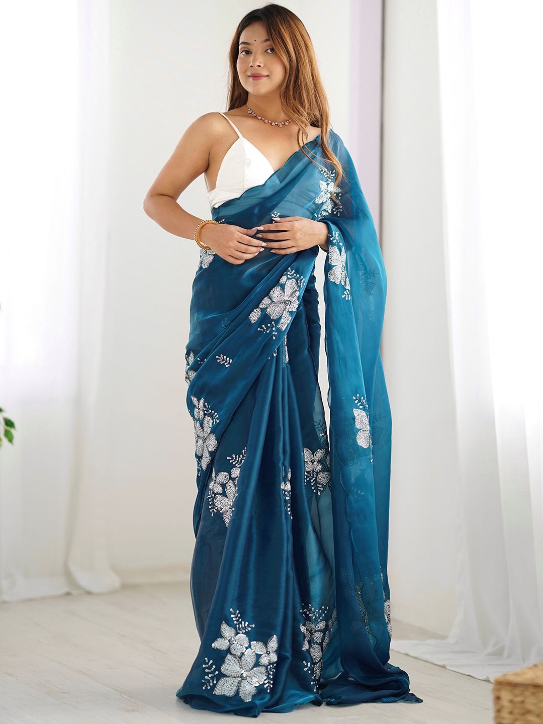 

DIVASTRI Embellished Sequinned Pure Chiffon Saree, Blue