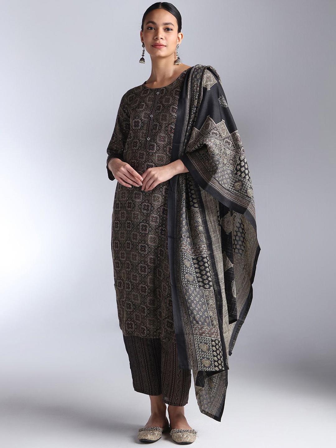 

House Of Dharaa Women Floral Printed Regular Kurta with Trousers & With Dupatta, Black