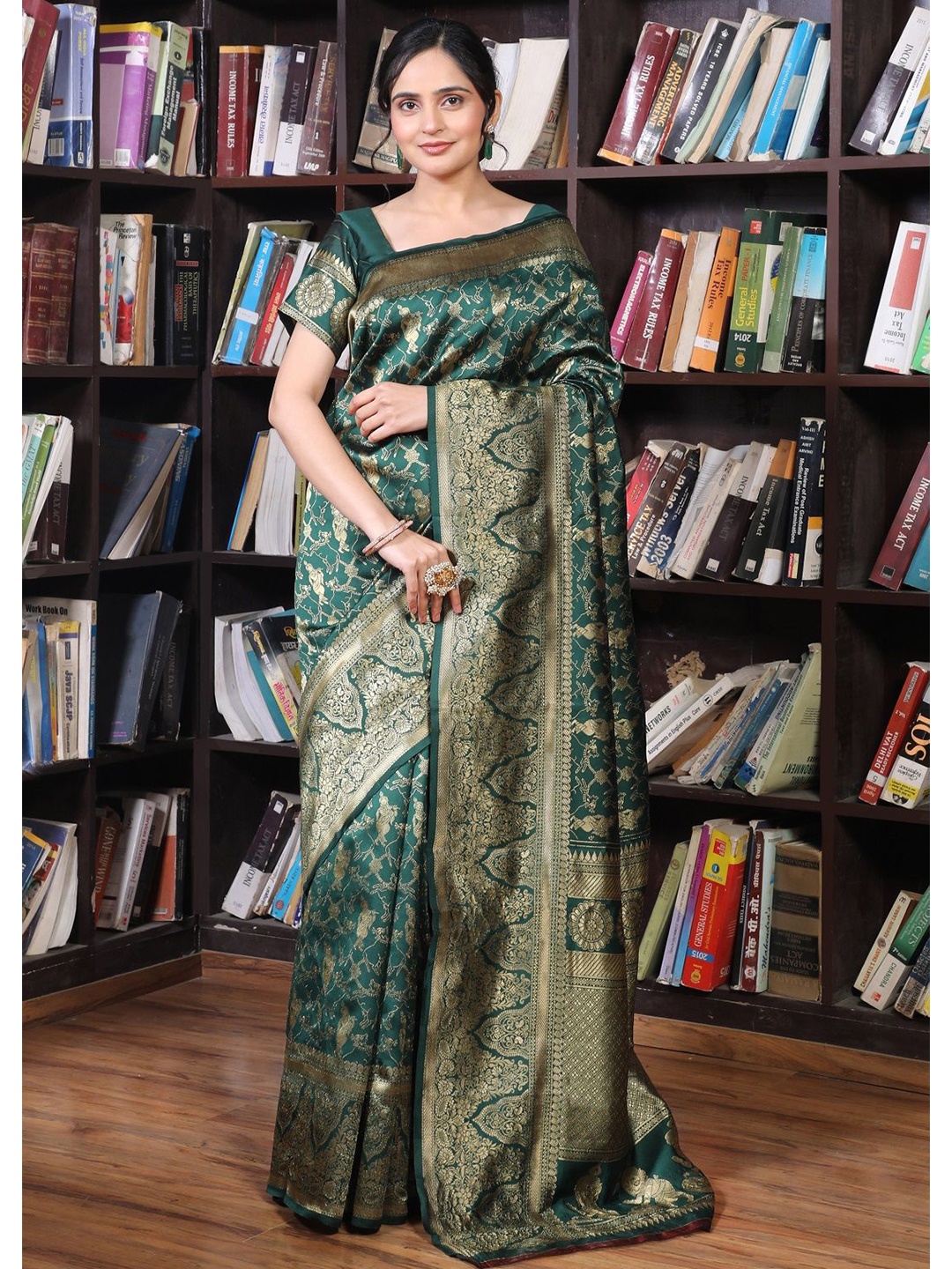 

Mitera Woven Design Zari Silk Blend Kanjeevaram Saree, Green
