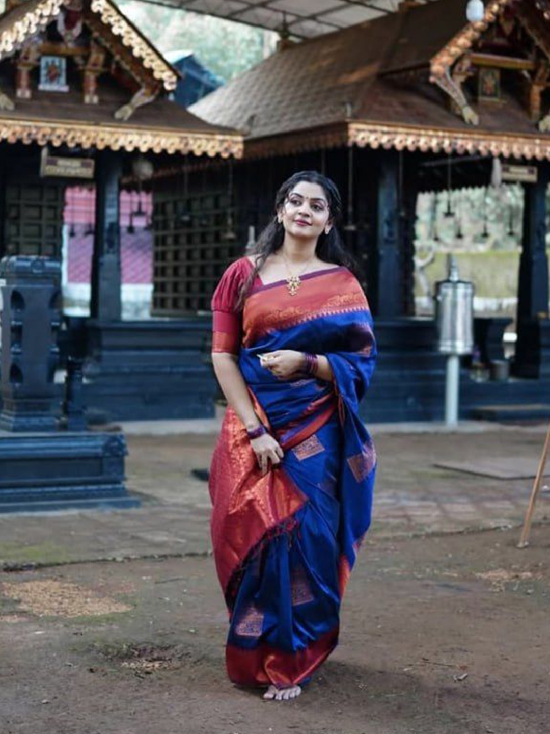 

VISVASTA Woven Design Zari Art Silk Kanjeevaram Saree, Navy blue