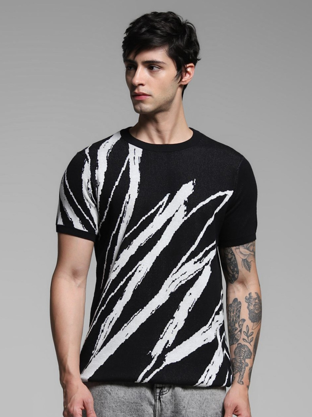 

Jack & Jones Men Printed Extended Sleeves Pockets T-shirt, Black