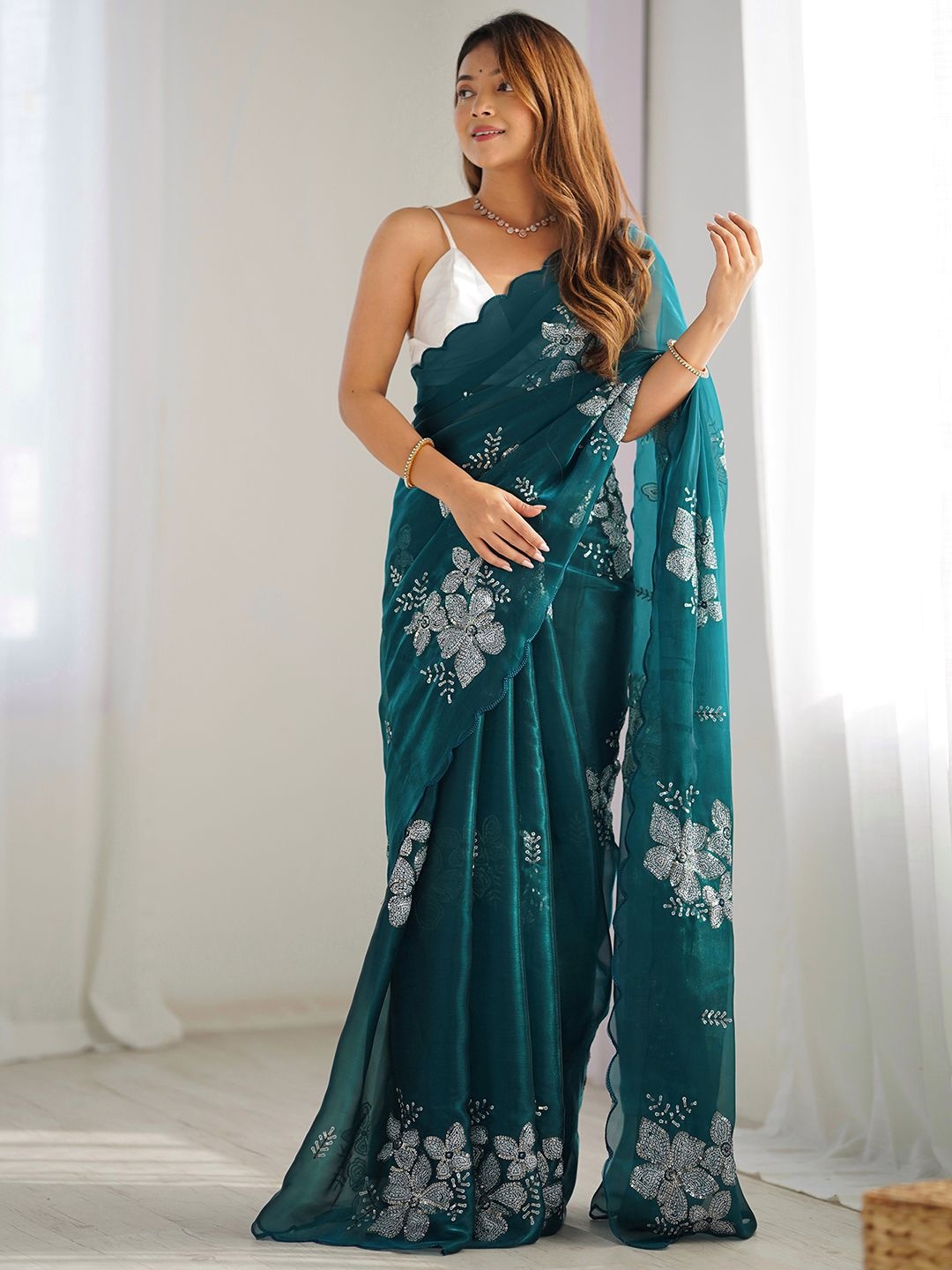 

DIVASTRI Embellished Sequinned Pure Chiffon Saree, Green