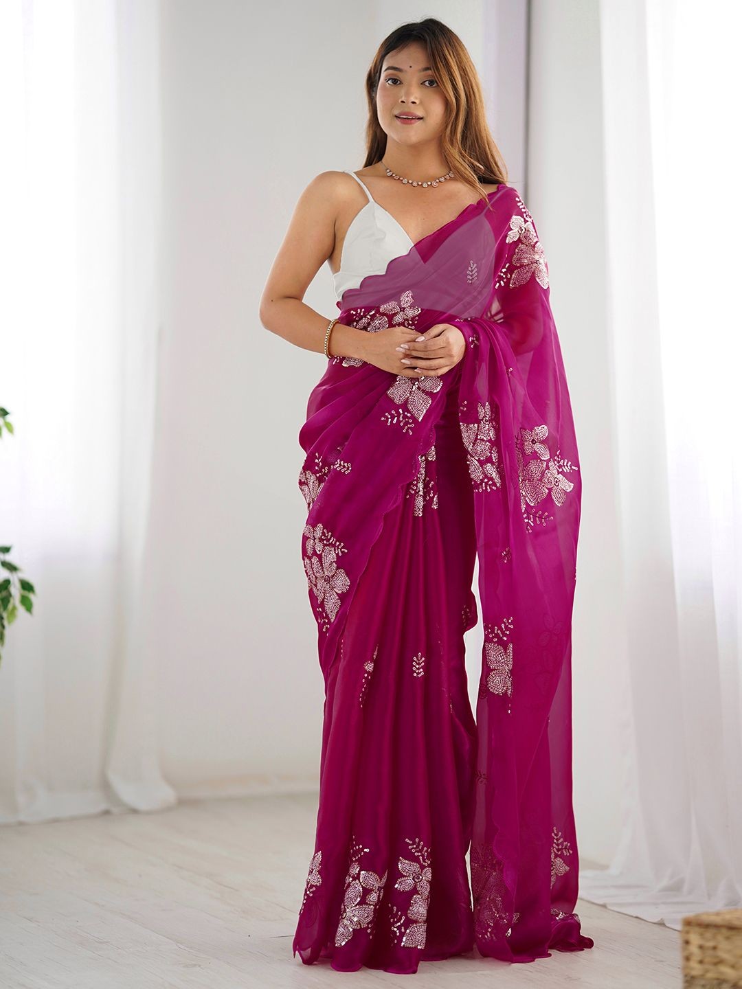 

DIVASTRI Embellished Sequinned Pure Chiffon Saree, Pink
