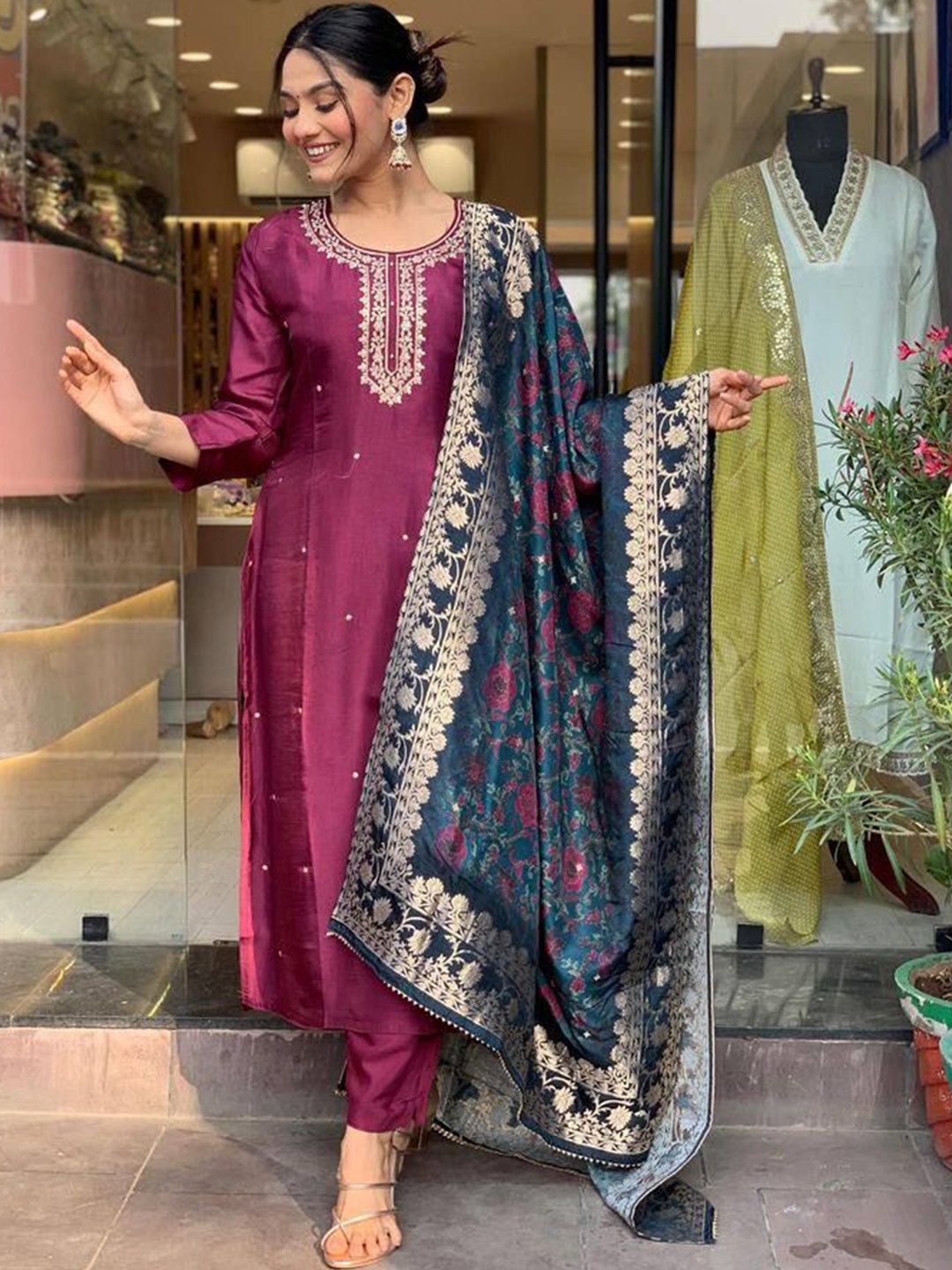 

CHANDALIYO Women Floral Embroidered Regular Thread Work Kurta with Trousers & With Dupatta, Purple