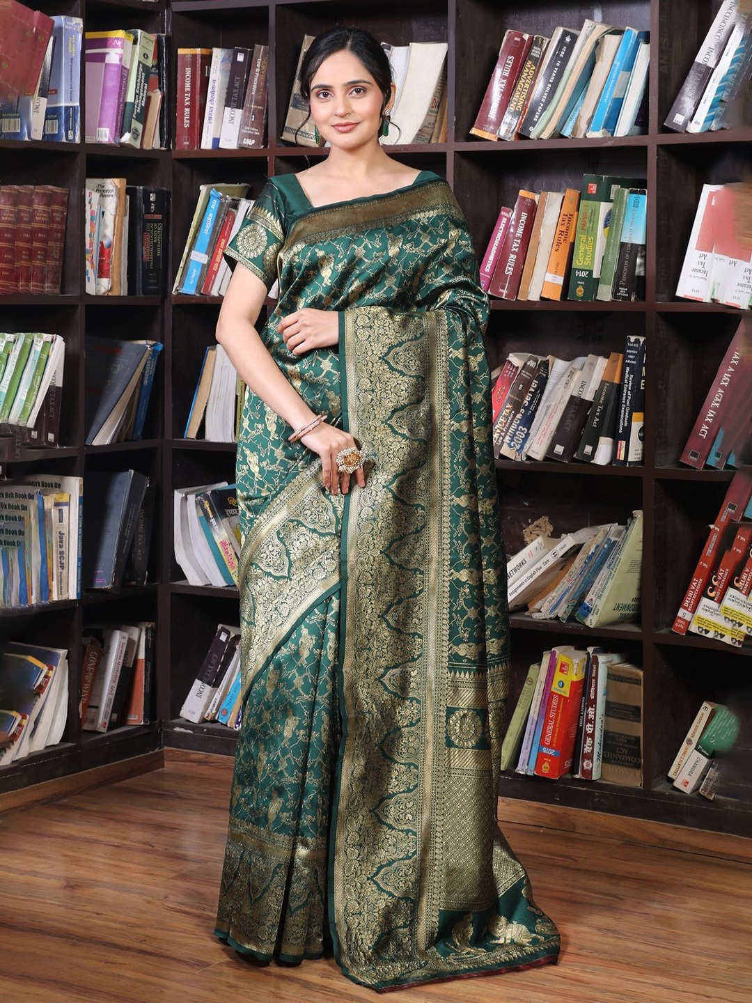 

Sarvada Woven Design Zari Silk Blend Kanjeevaram Saree, Green