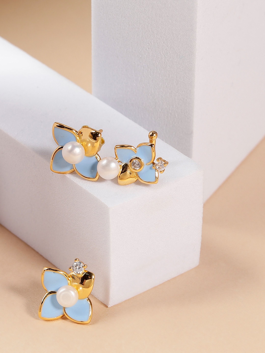 

DIAVO Contemporary Studs Earrings, Gold