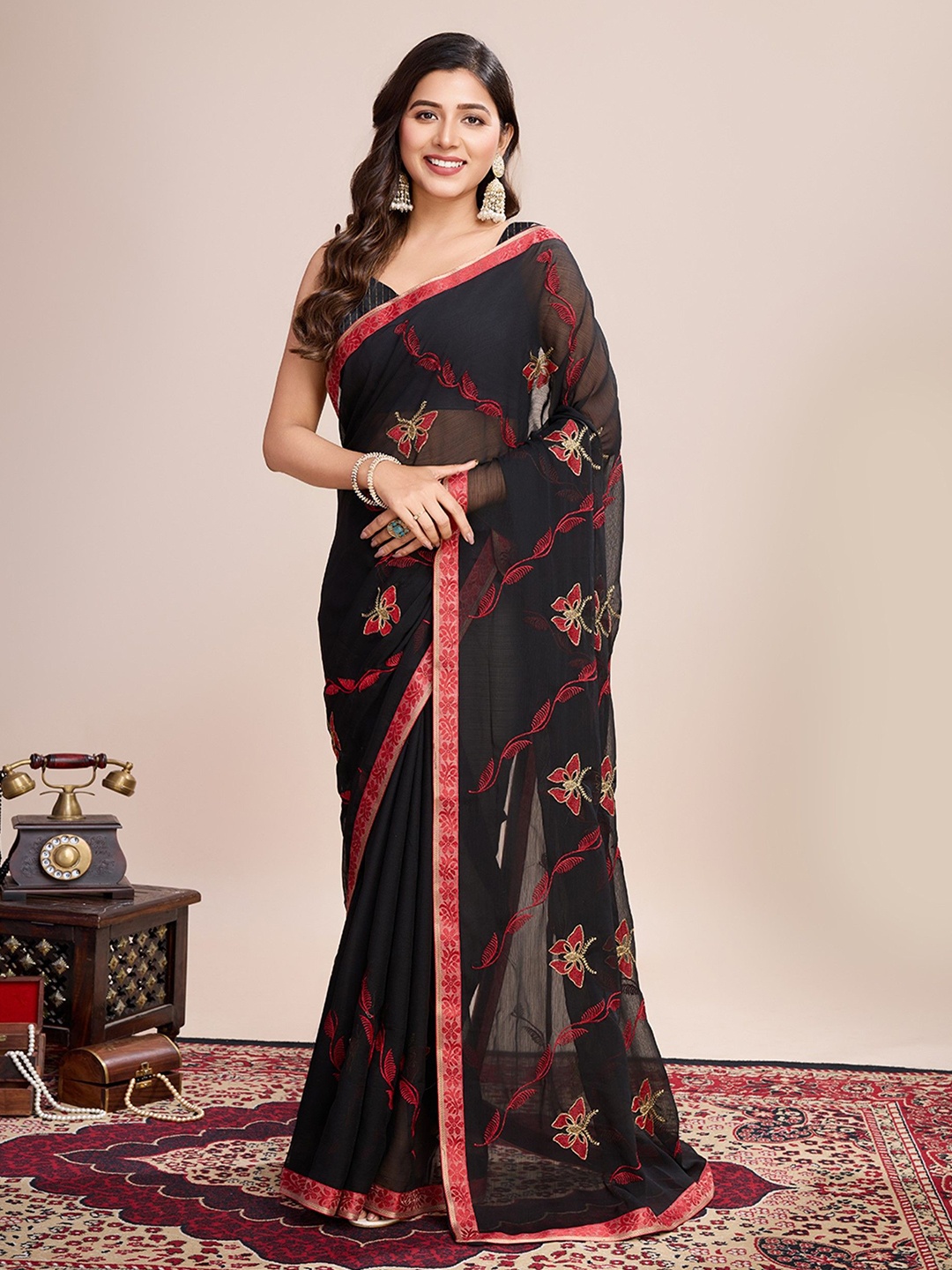 

Rangtulika Ethnics Floral Embroidered Silk Blend Saree, Pink
