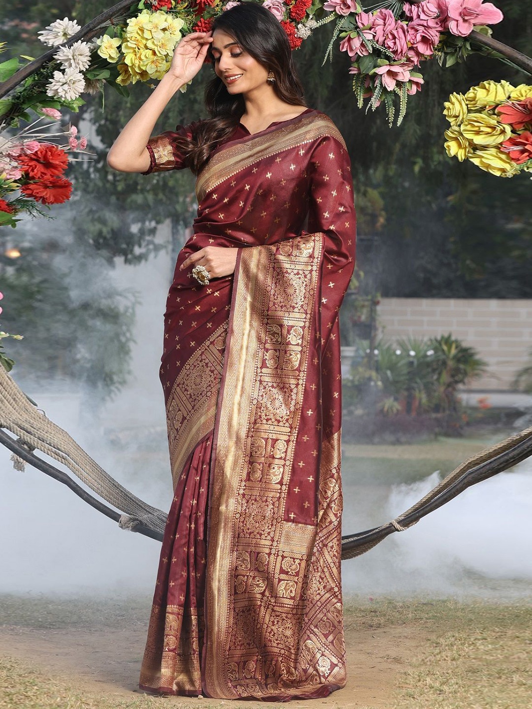 

Nimidiya Woven Design Zari Silk Blend Banarasi Saree, Maroon