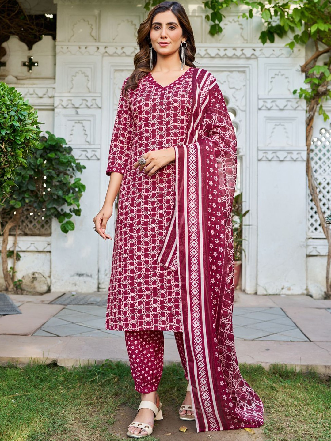 

Moda Rapido Women Floral Printed Regular Kurta with Trousers & With Dupatta, Maroon