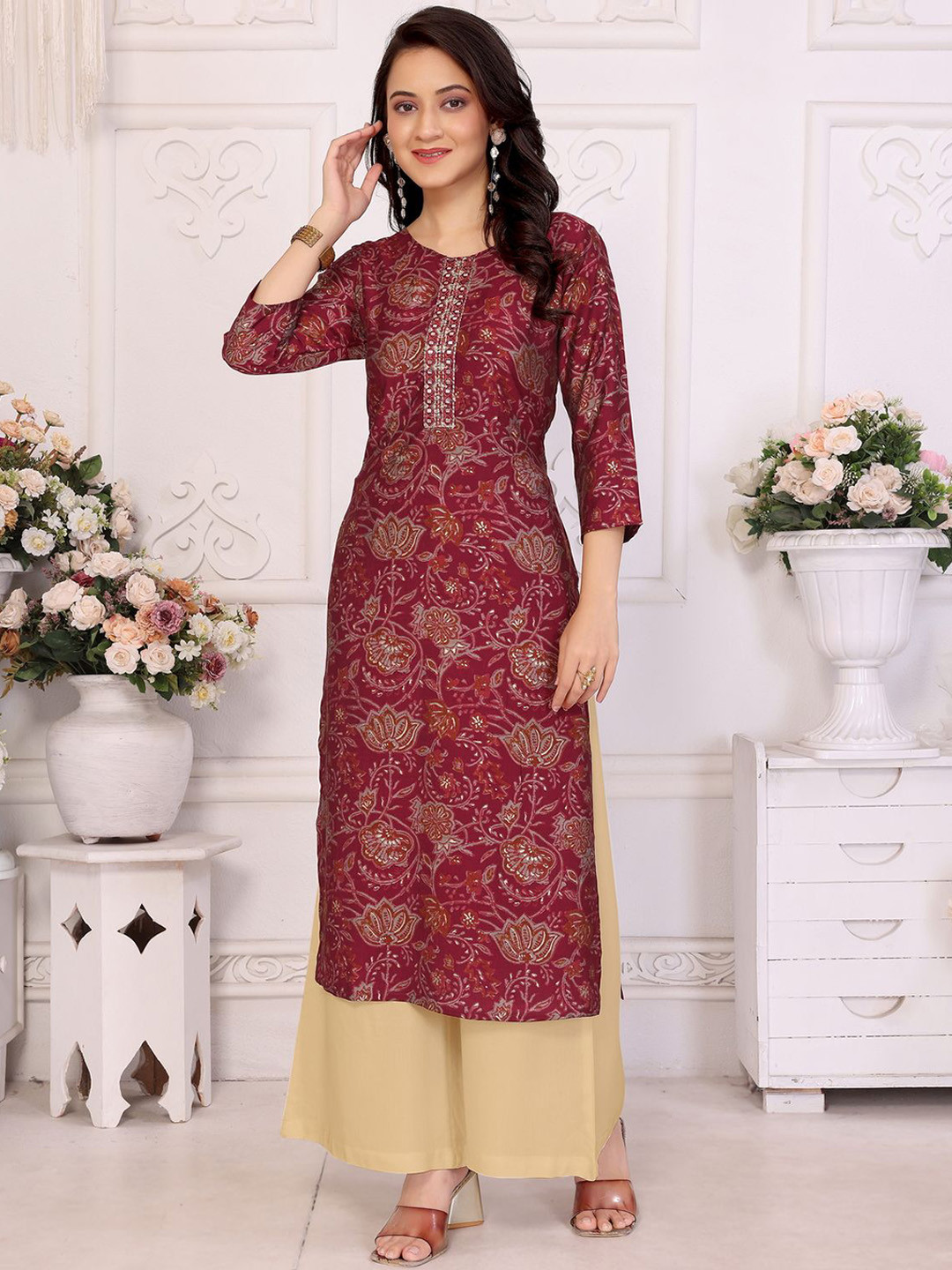 

Rangita Women Embroidered Mirror Work Kurta, Red
