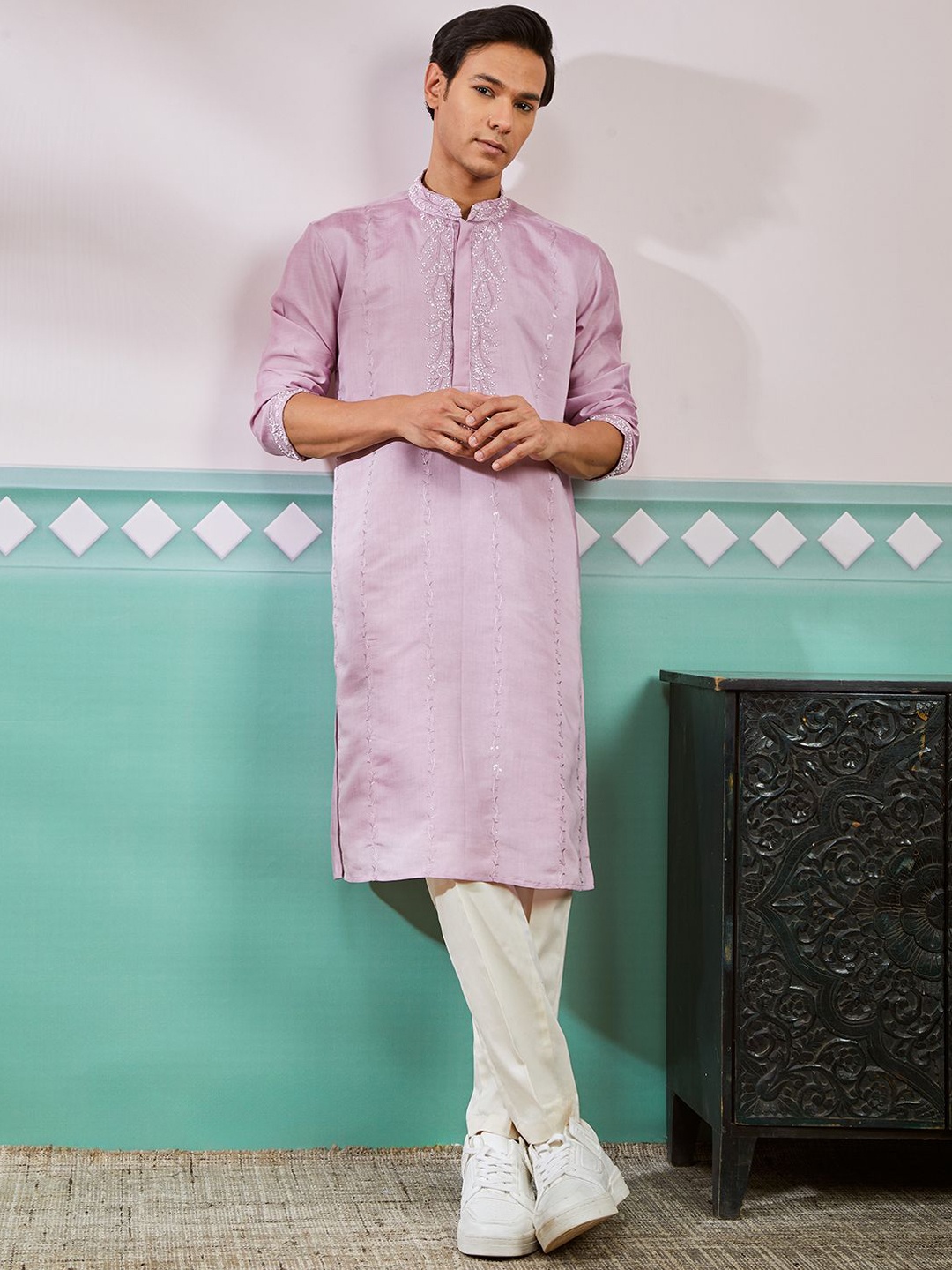 

VASTRAMAY Men Ethnic Motifs Embroidered Regular Beads and Stones Kurta with Pyjamas, Pink