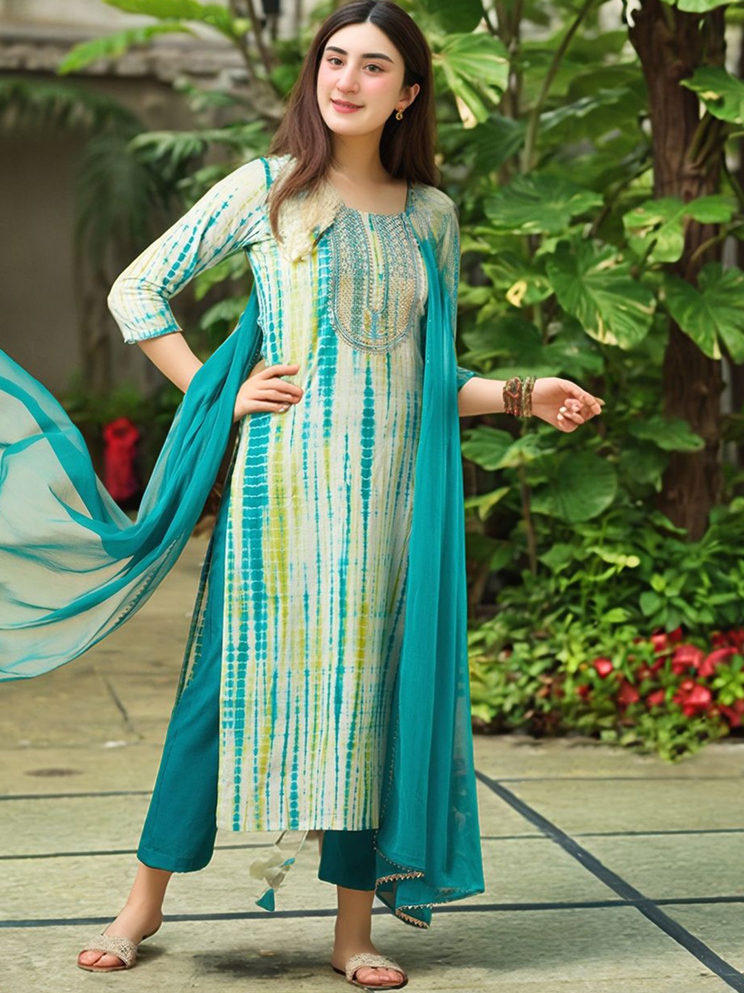 

GoSriKi Women Printed Regular Kurta with Trousers & With Dupatta, Turquoise blue