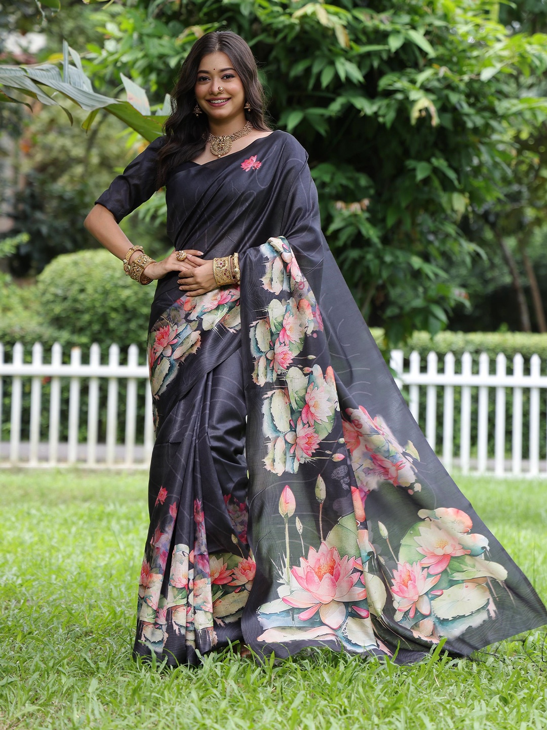 

Ekta Textiles Floral Pure Silk Saree, Black