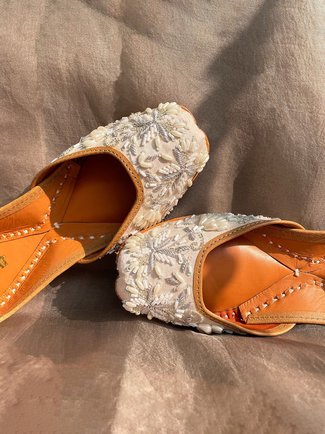 

Kurrbat Women Embellished Ethnic Mojaris Flats, White
