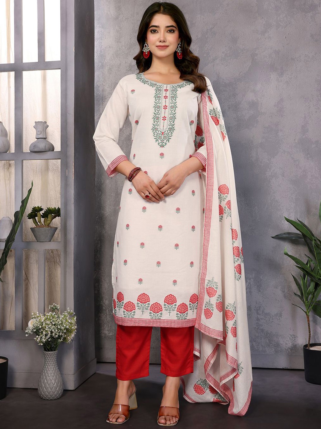 

DIVASTRI Women Floral Regular Thread Work Pure Cotton Kurta with Trousers & With Dupatta, White