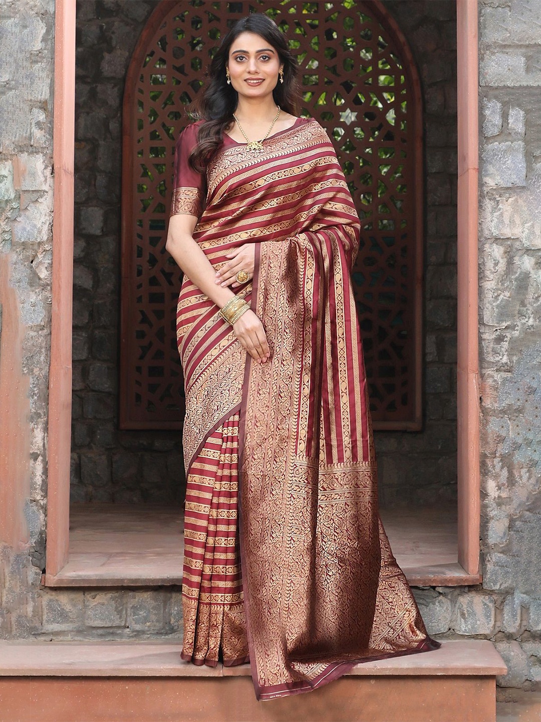

Mitera Woven Design Zari Silk Blend Banarasi Saree, Maroon
