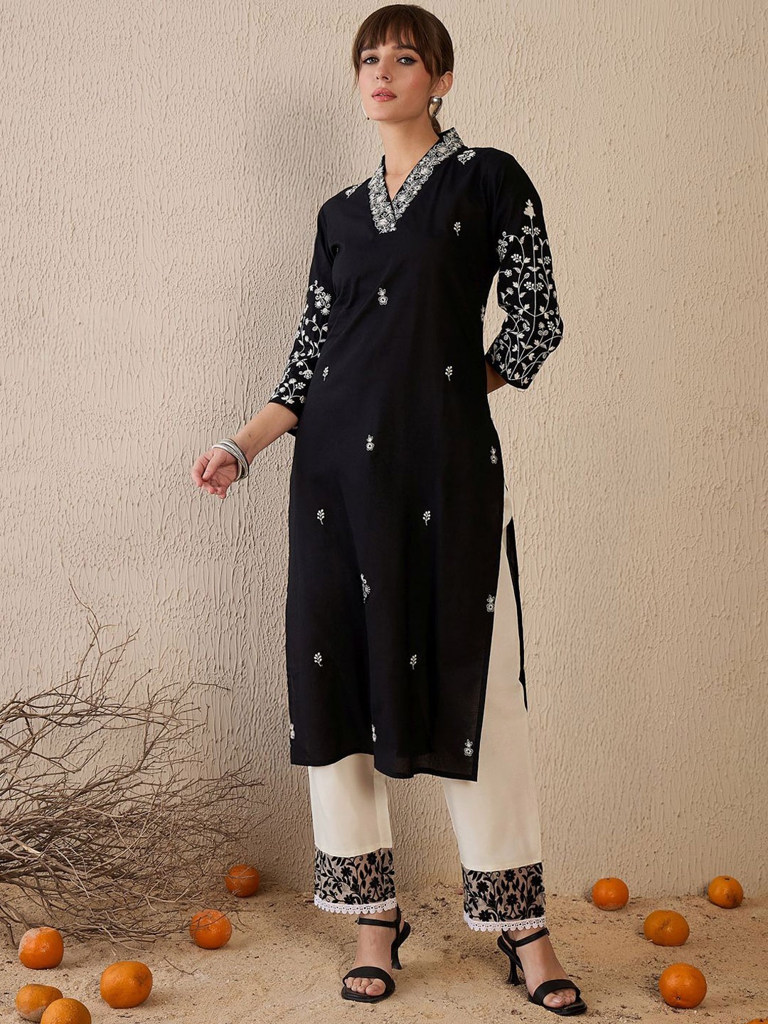 

Indo Era Women Floral Embroidered Thread Work Kurta, Black