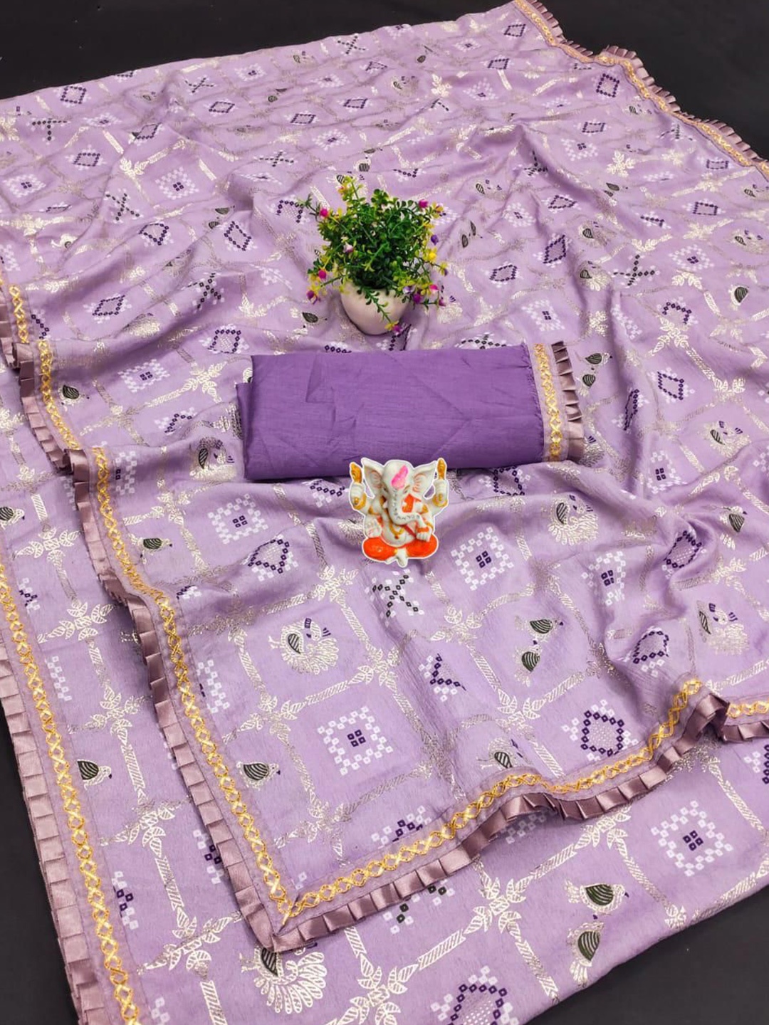 

PAYAL CREATION Ethnic Motifs Embroidered Pure Georgette Saree, Lavender