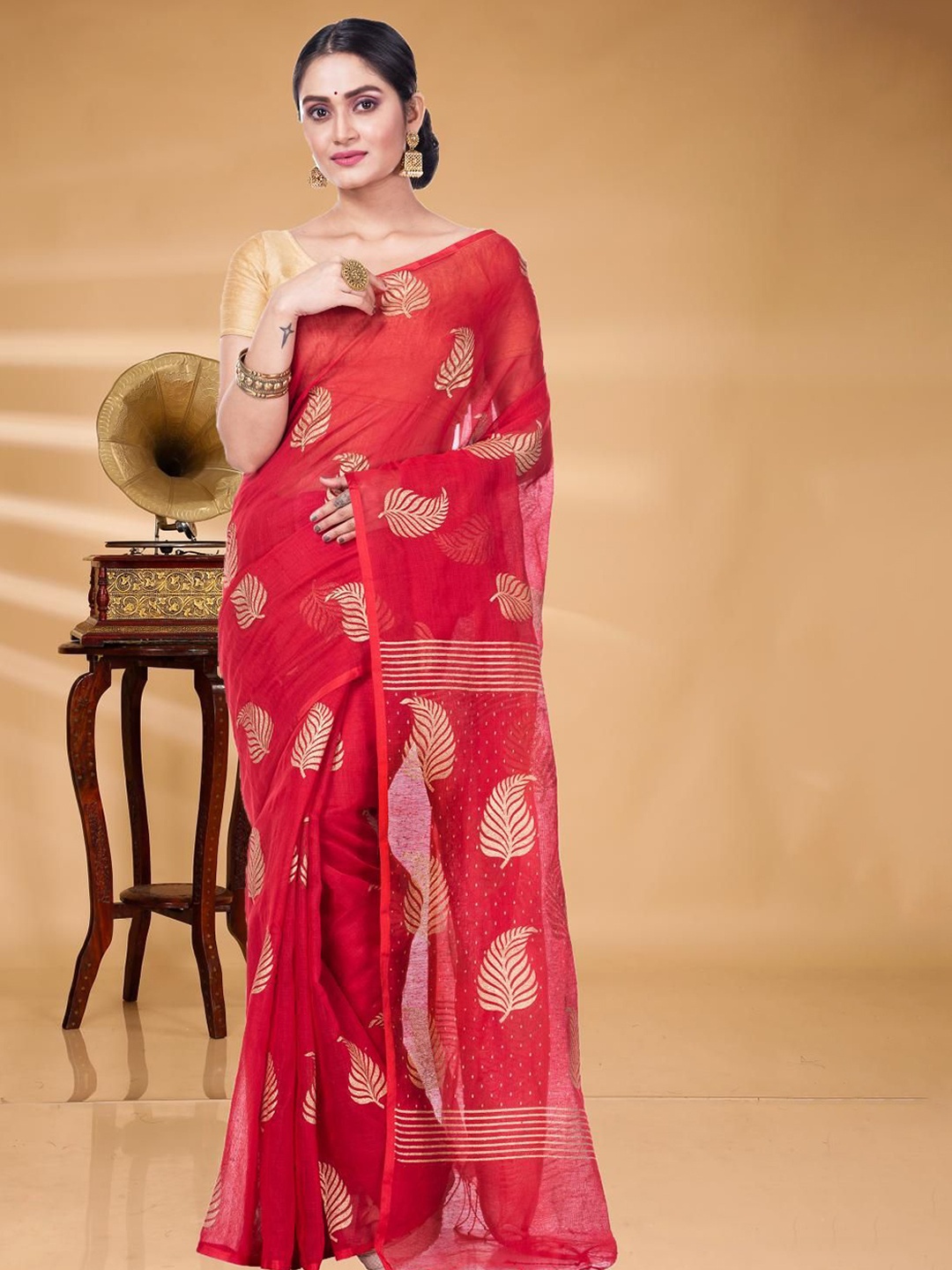 

SRILOK Woven Design Zari Saree, Red