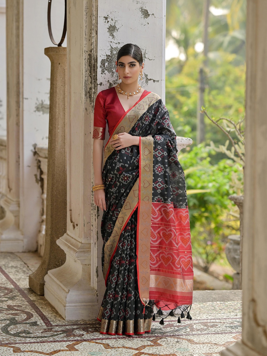 

Ekta Textiles Woven Design Zari Pure Silk Banarasi Saree, Black