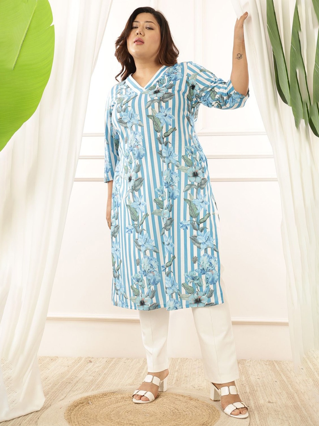 

Amydus Women Printed Flared Sleeves Thread Work Kurta, Blue