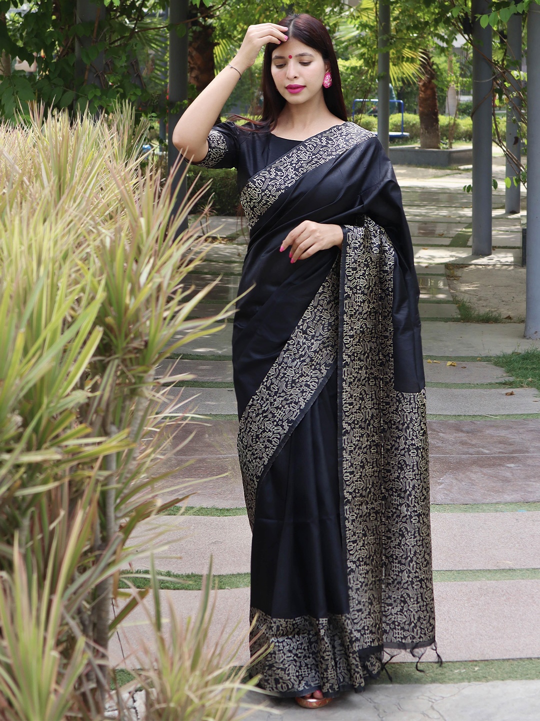 

Ekta Textiles Zari Pure Silk Banarasi Saree, Black
