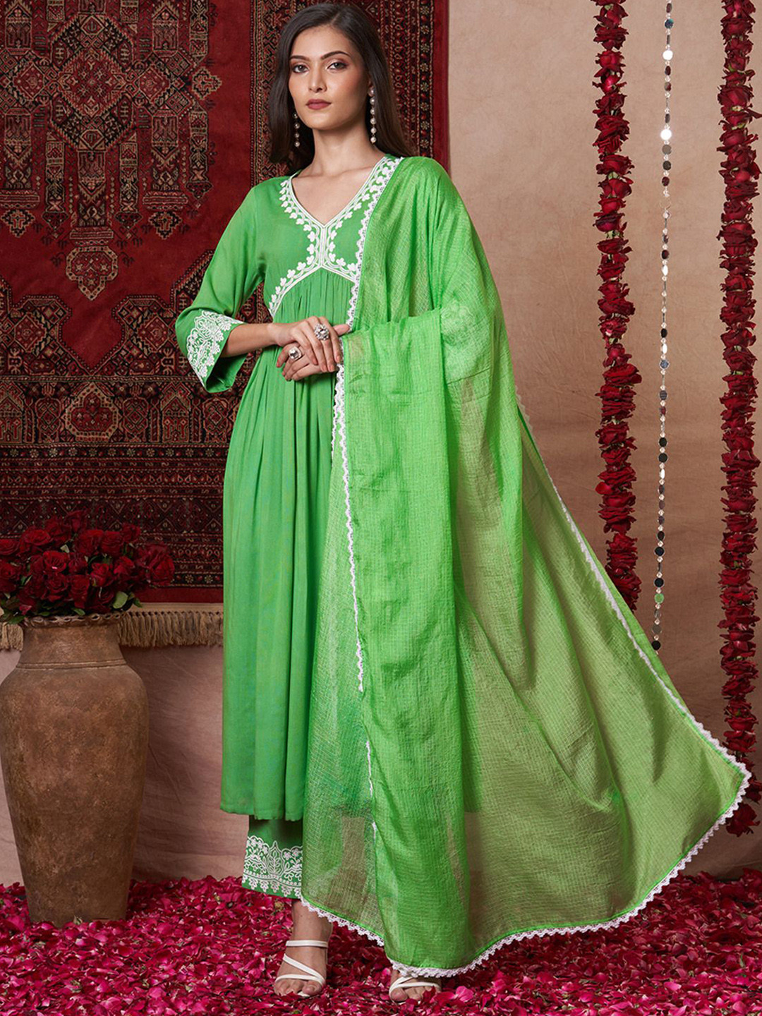 

DIVASTRI Women Ethnic Motifs Regular Thread Work Kurta with Palazzos & With Dupatta, Green