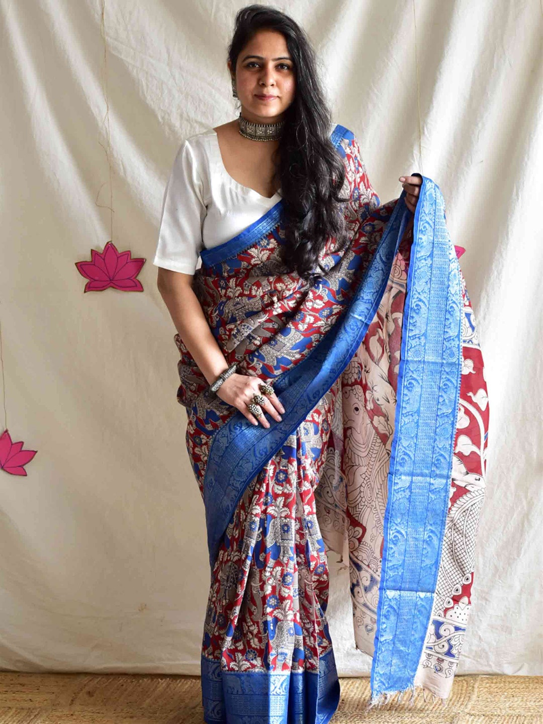 

Sundarii Ethnic Motifs Silk Blend Saree, Red