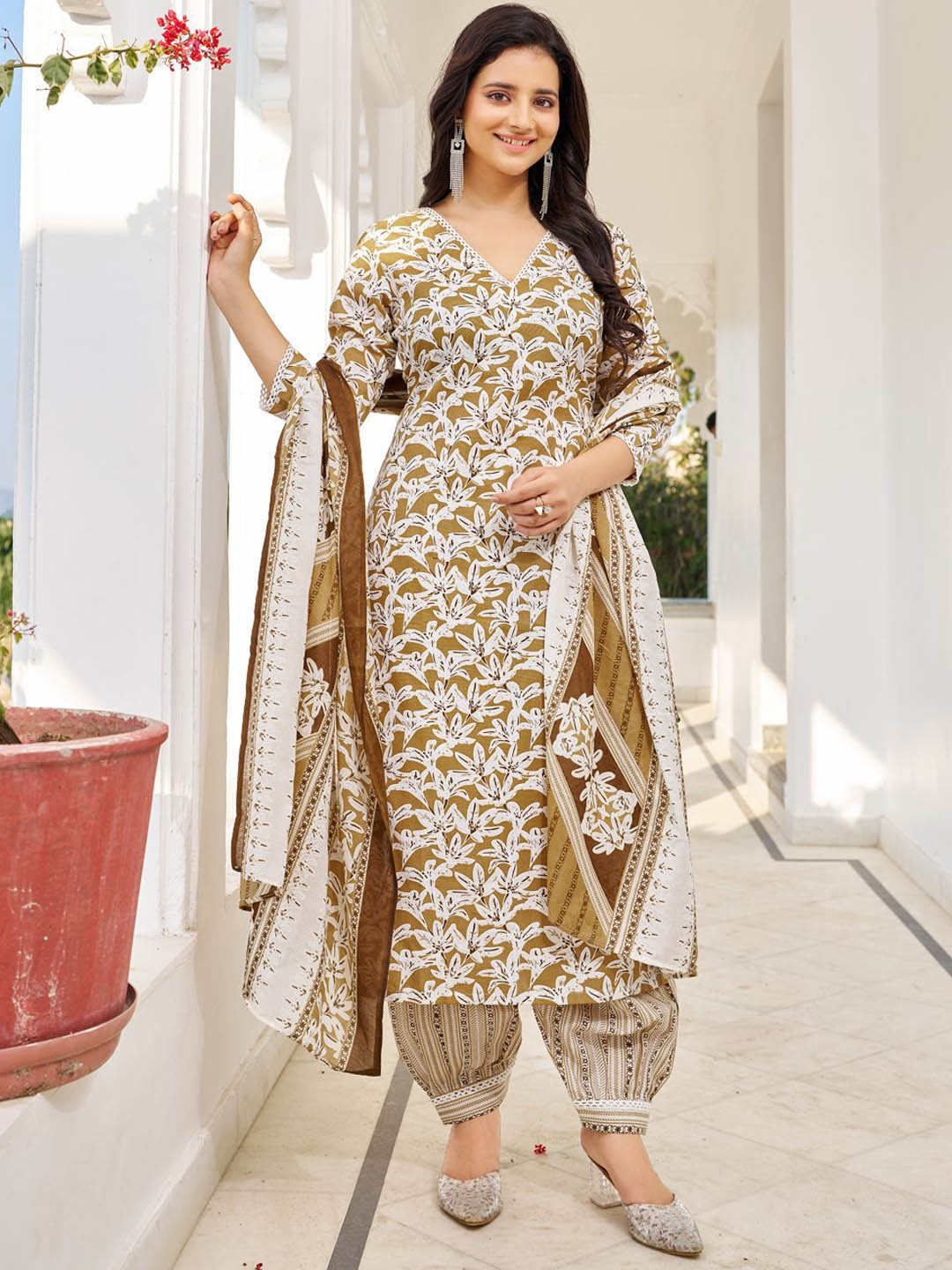 

Moda Rapido Women Floral Printed Regular Kurta with Trousers & With Dupatta, Beige