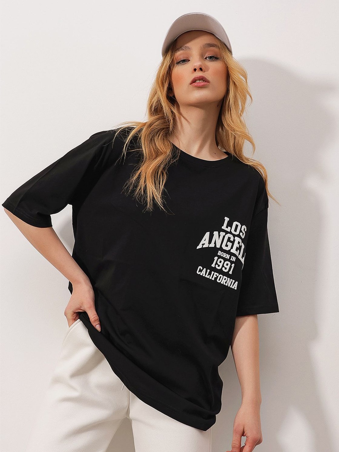 

Trend Alacati stili Women Typography Printed V-Neck Extended Sleeves Applique T-shirt, Na