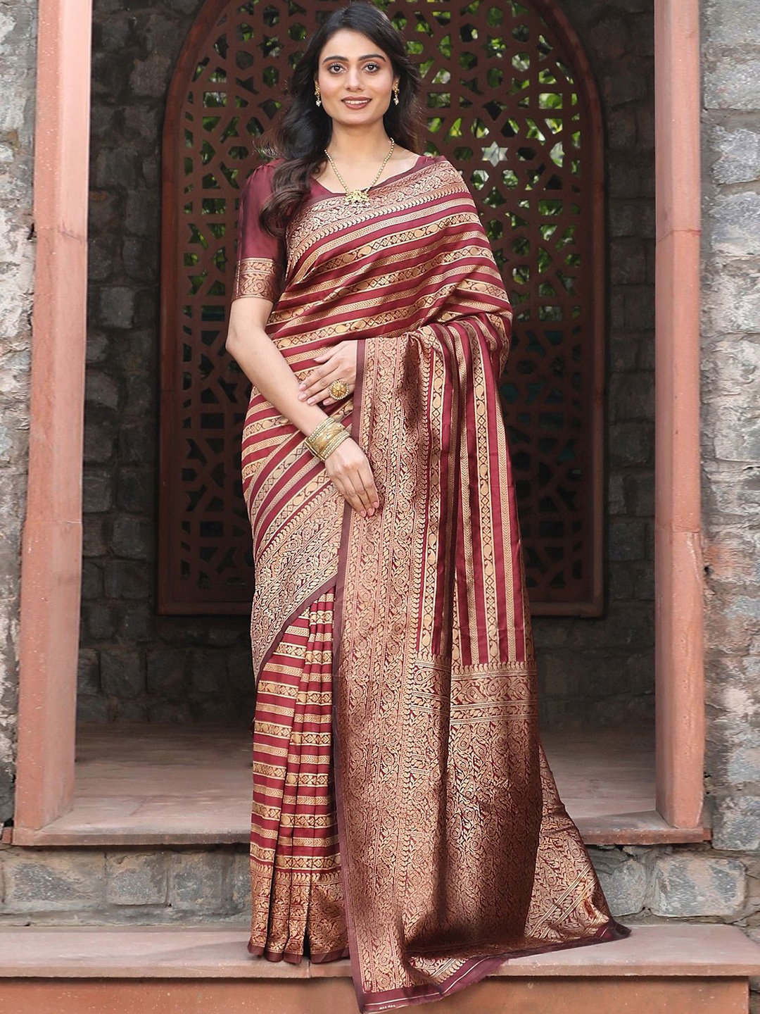 

Nimidiya Woven Design Zari Silk Blend Banarasi Saree, Maroon
