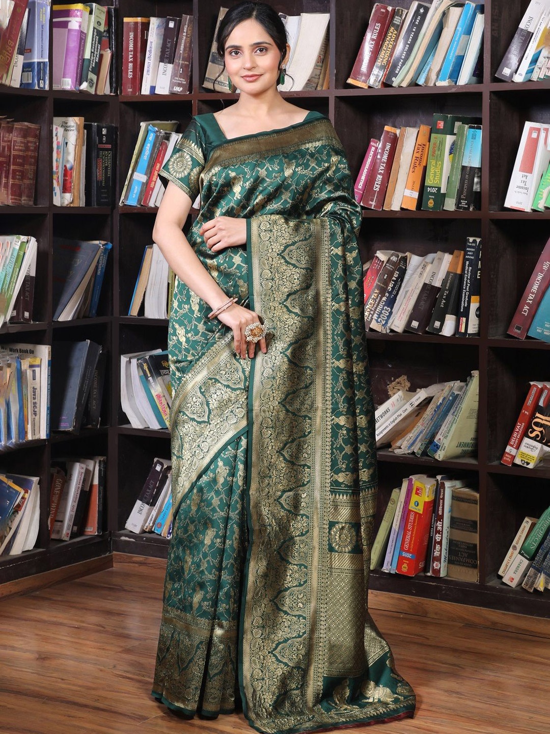 

ORUS Woven Design Zari Silk Blend Kanjeevaram Saree, Green