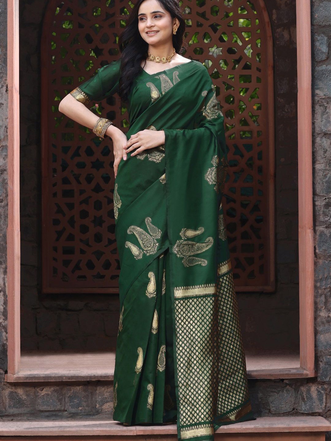 

Iris Woven Design Zari Silk Blend Kanjeevaram Saree, Green
