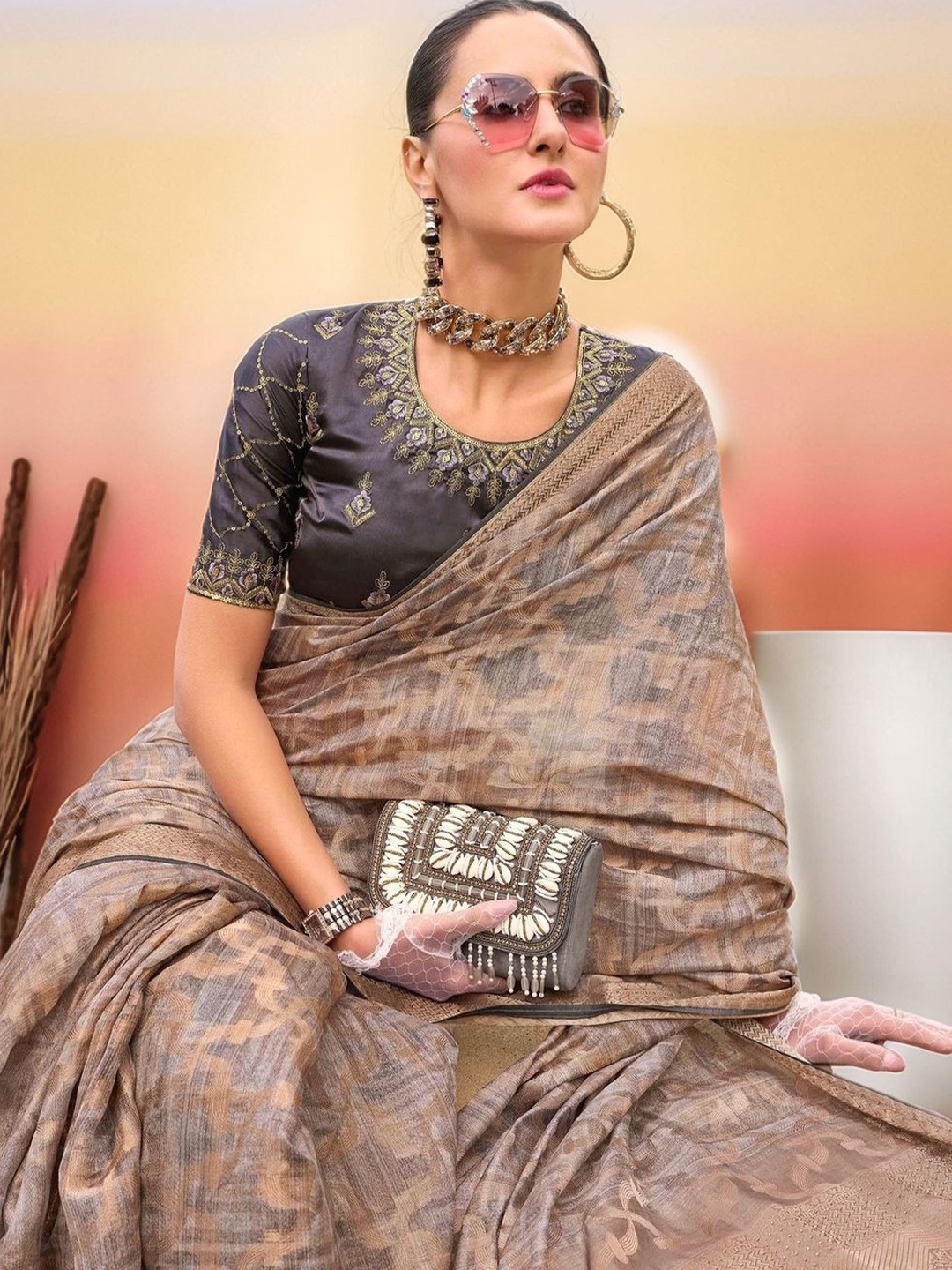 

Sangria Jacquard Woven Saree With Blouse Piece, Grey
