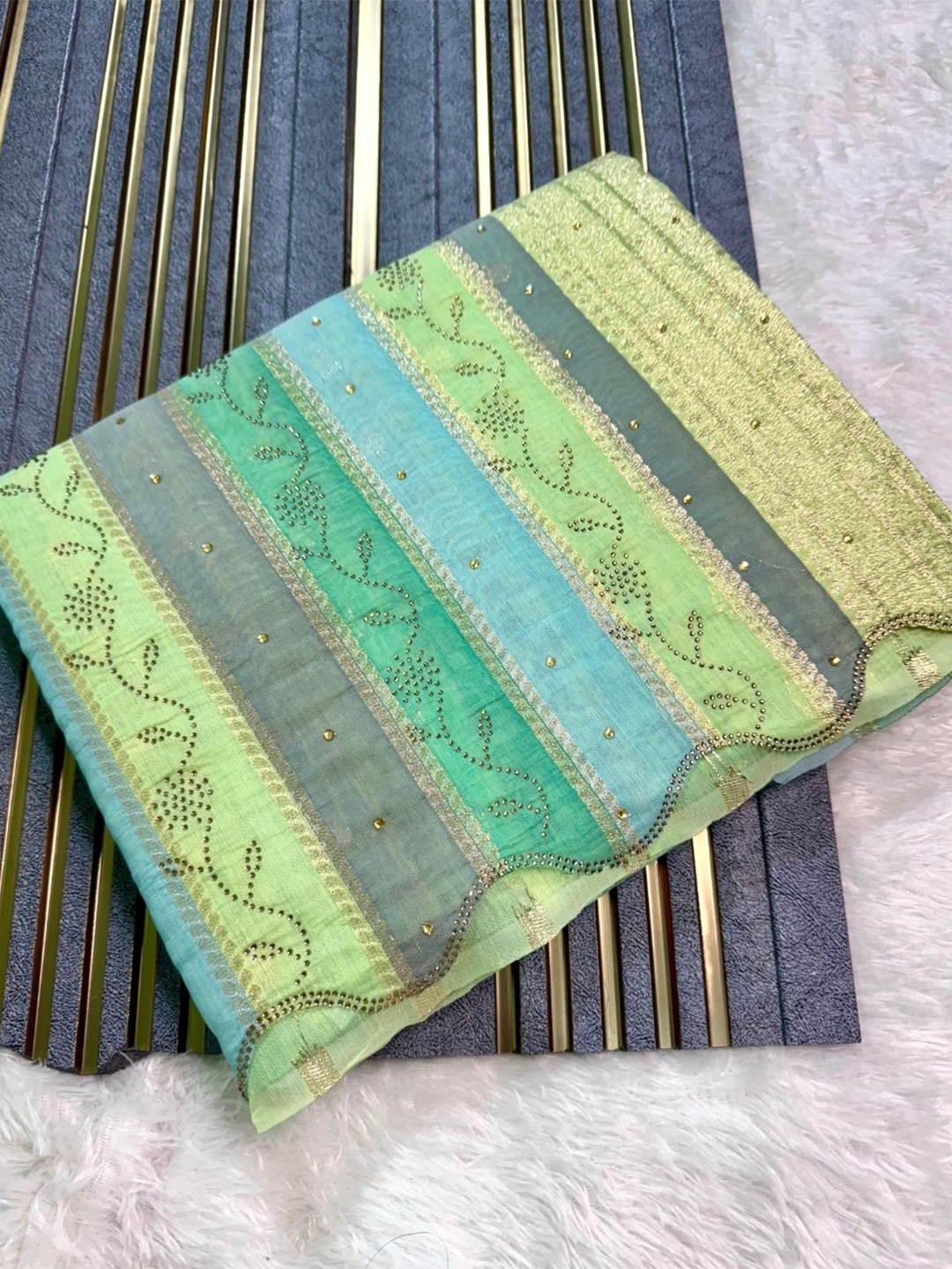 

DIVASTRI Woven Design Beads and Stones Pure Linen Banarasi Saree, Green