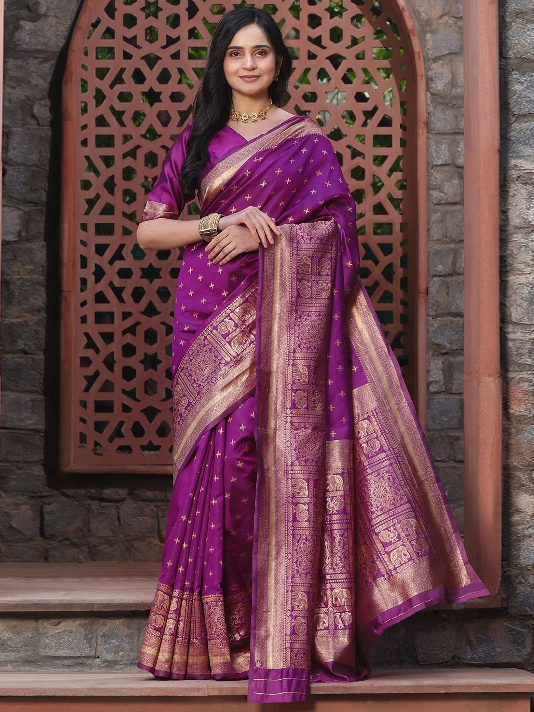 

Nimidiya Woven Design Zari Silk Blend Banarasi Saree, Magenta