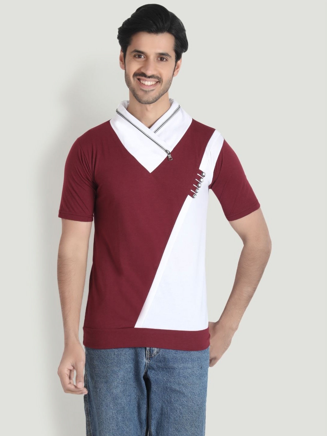 

Black Collection Men Colourblocked V-Neck Extended Sleeves Applique T-shirt, Maroon