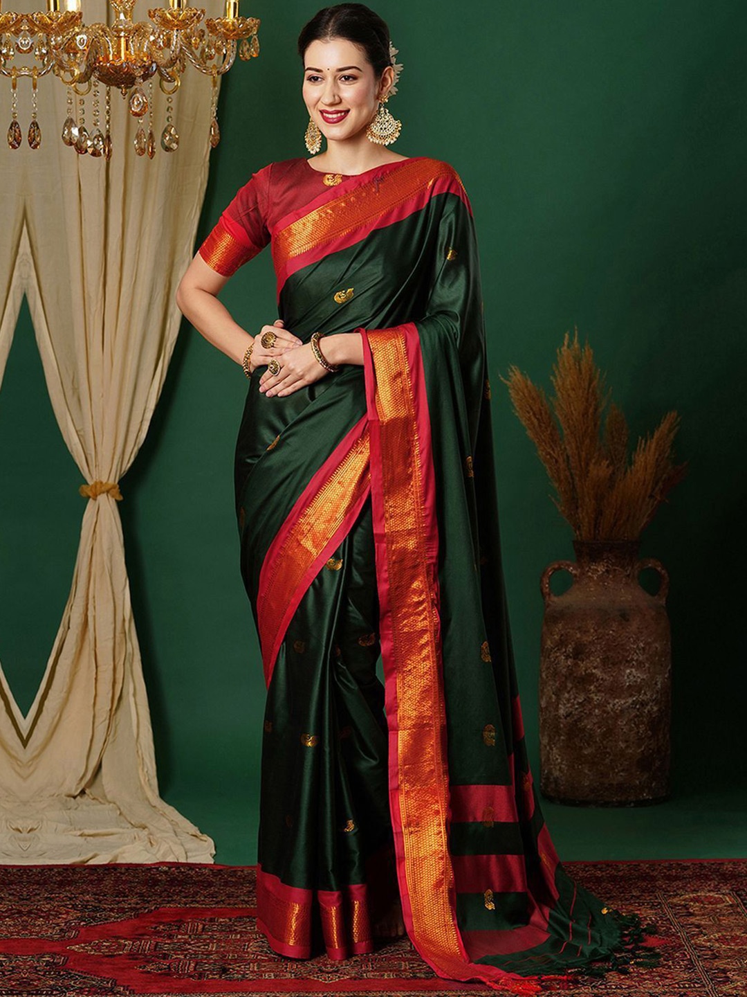 

DIVASTRI Ethnic Motifs Zari Silk Blend Banarasi Saree, Green
