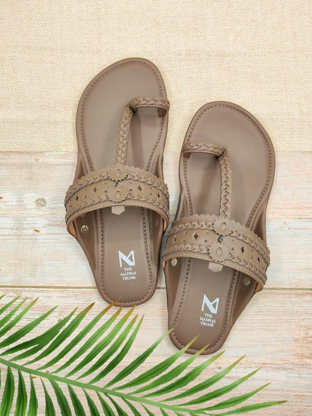 

THE MADRAS TRUNK Women Kolhapuri Mules with Bows, Taupe
