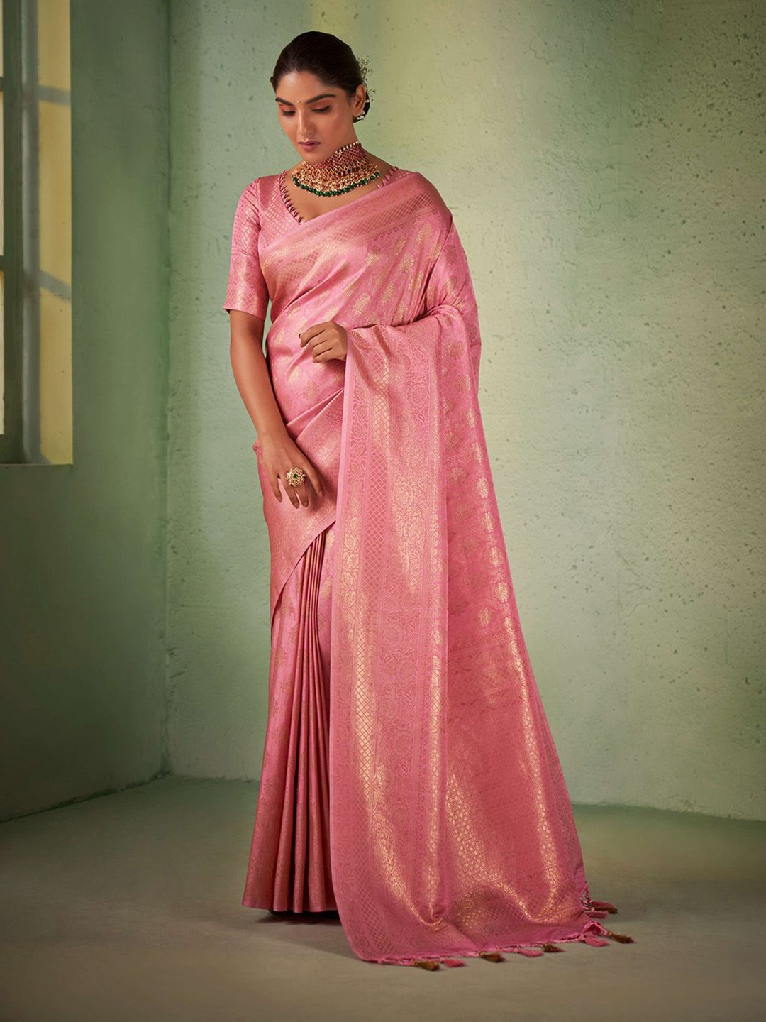 

DEVATITHI Ethnic Motifs Zari Silk Blend Kanjeevaram Saree, Pink