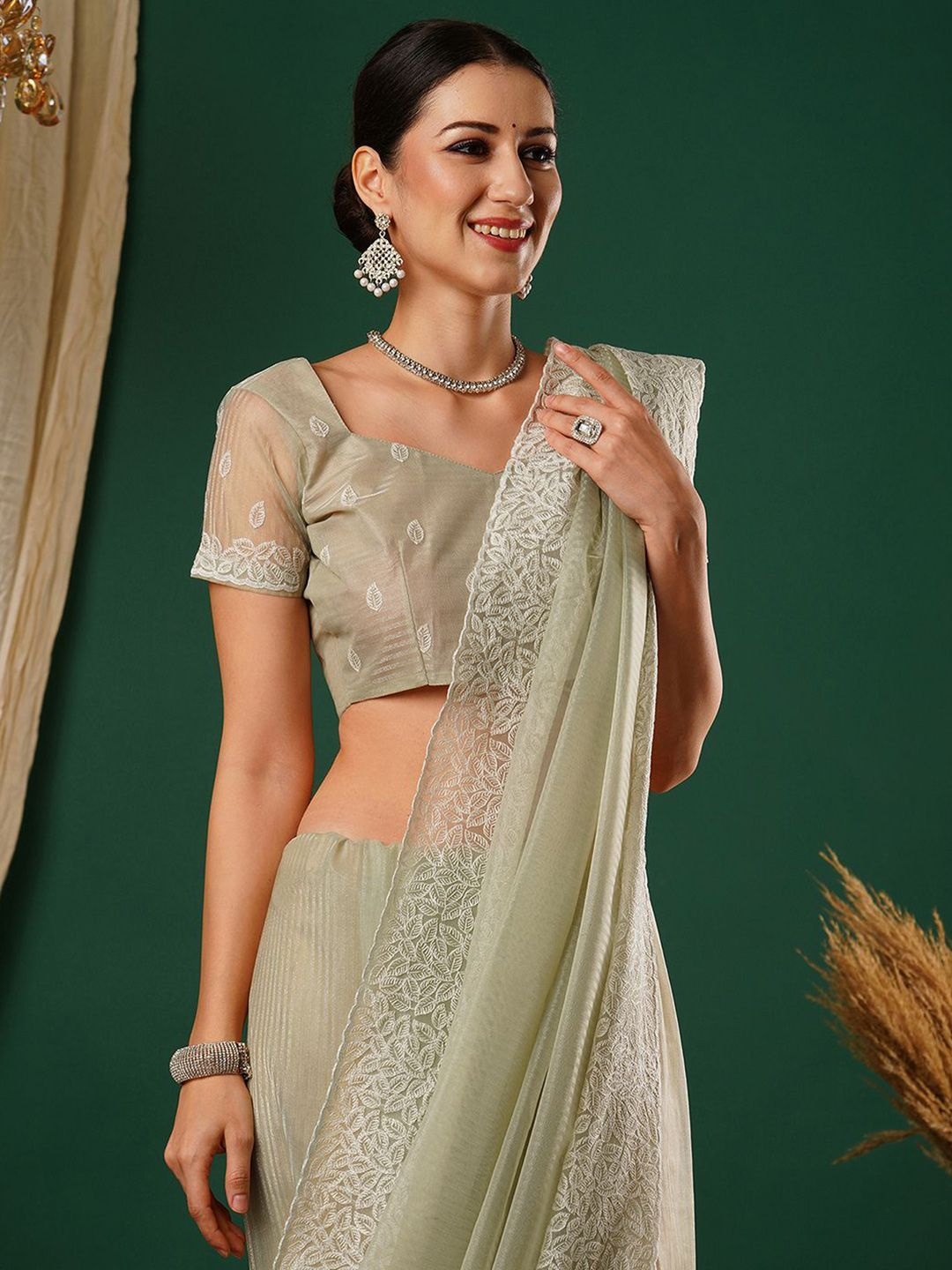 

DIVASTRI Ethnic Motifs Embroidered Supernet Saree, Green