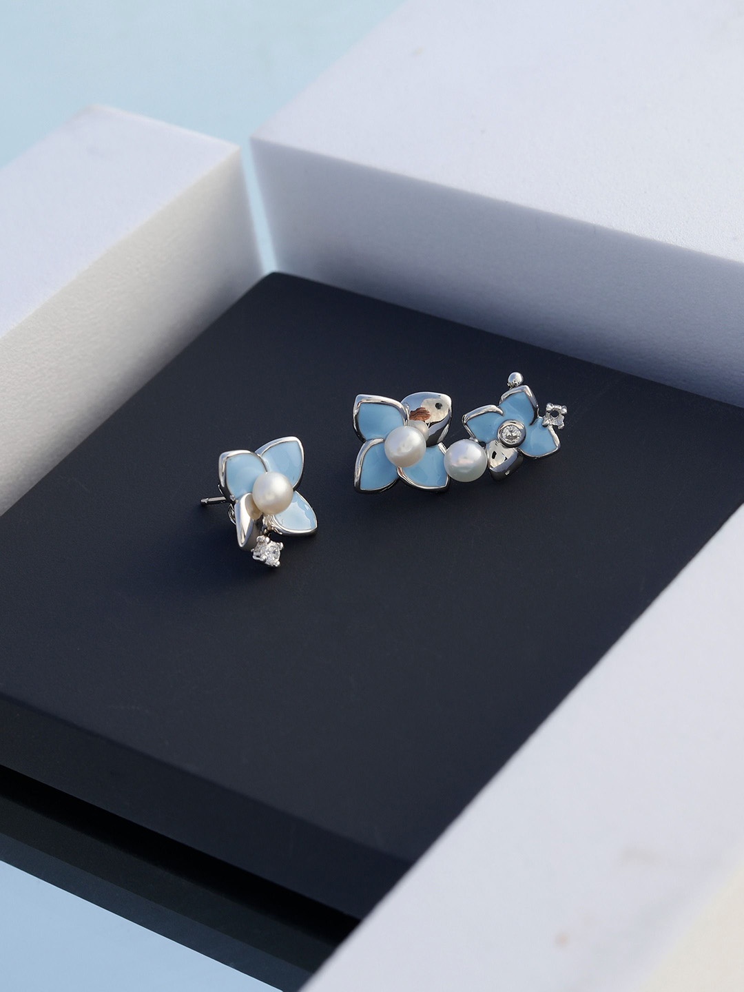 

DIAVO Contemporary Studs Earrings, Silver