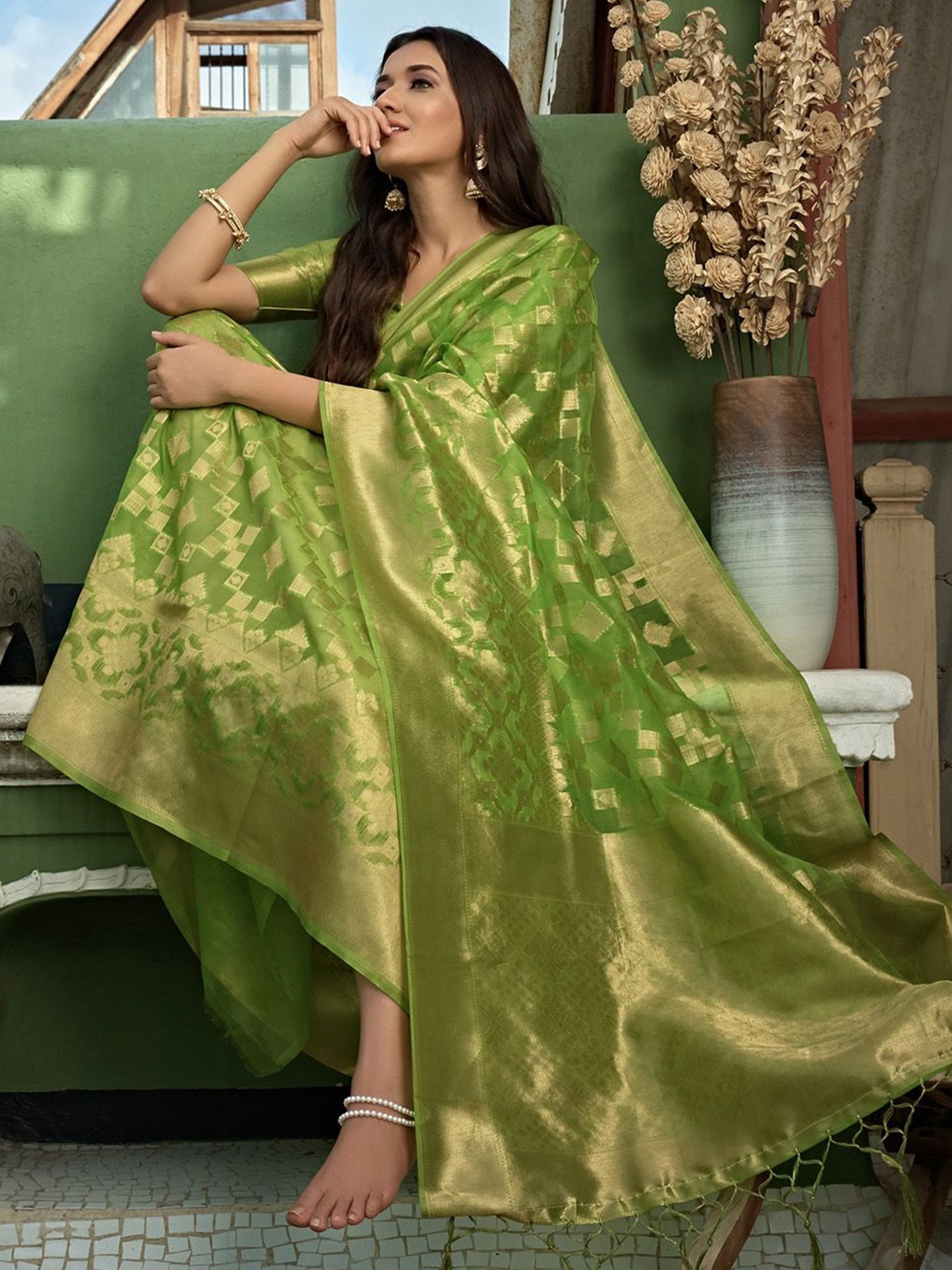 

DEVATITHI Ethnic Motifs Zari Silk Blend Banarasi Saree, Green