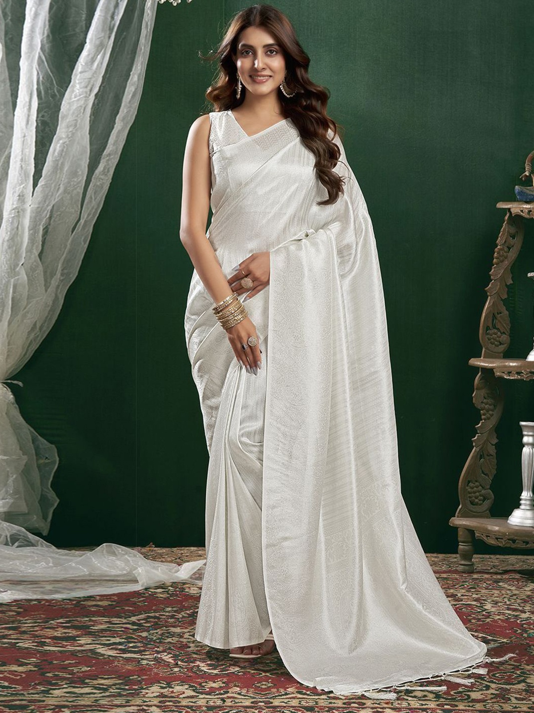 

DIVASTRI Ethnic Motifs Zari Silk Blend Kanjeevaram Saree, White