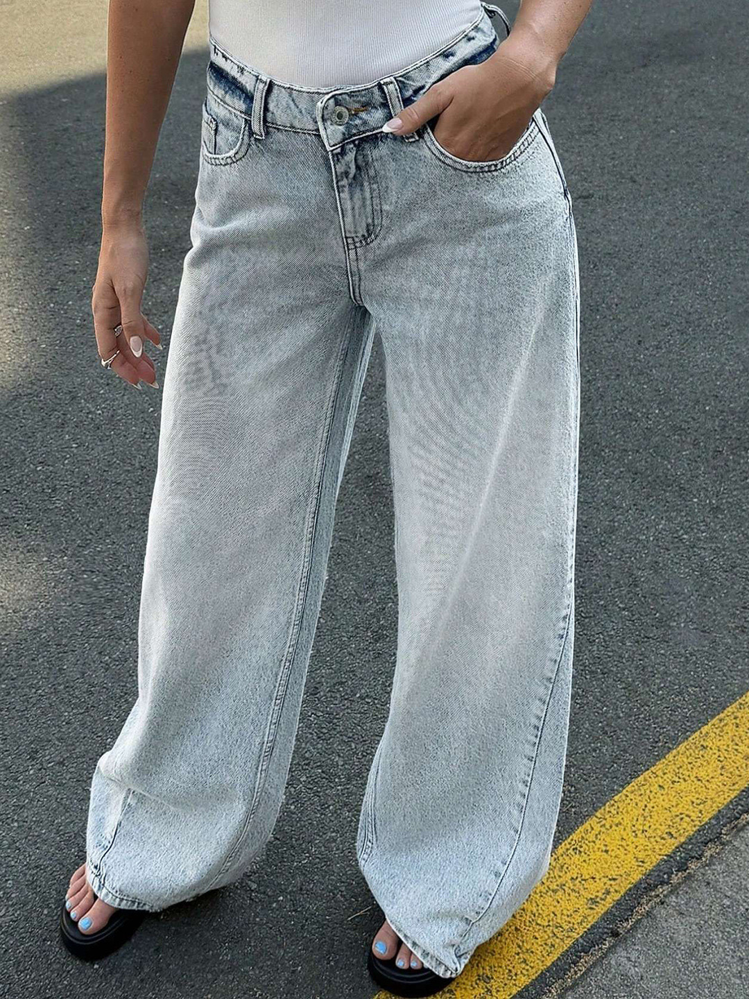 

Off Duty India Women Wide Leg High-Rise Highly Distressed Heavy Fade Jeans, Blue