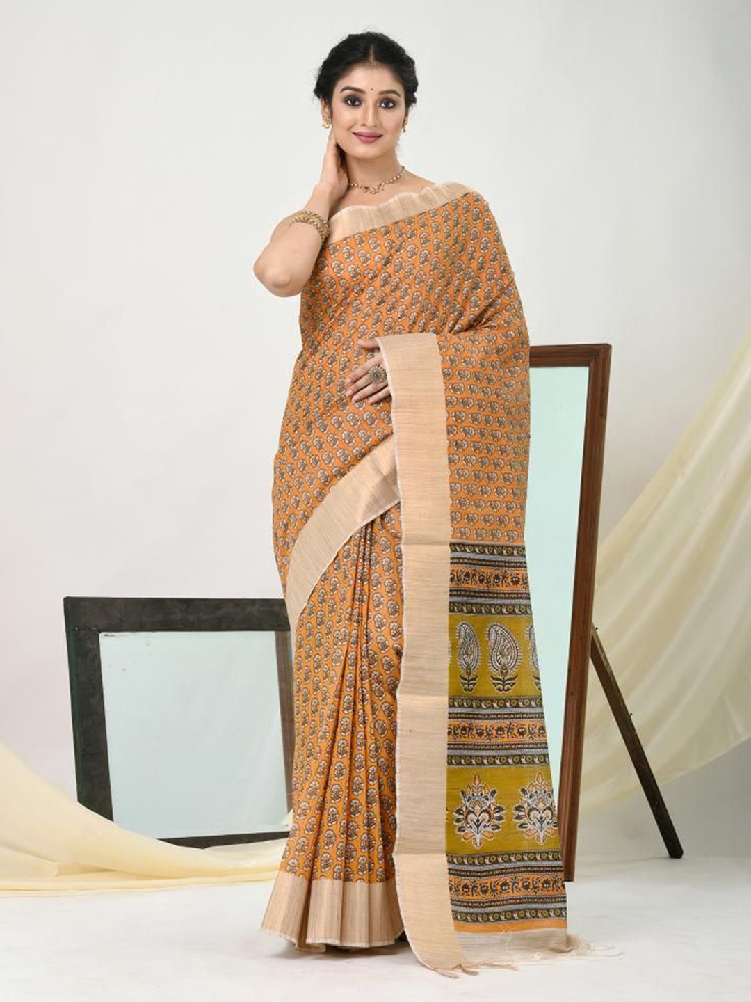 

VIBHAVARI Paisley Zari Saree, Orange